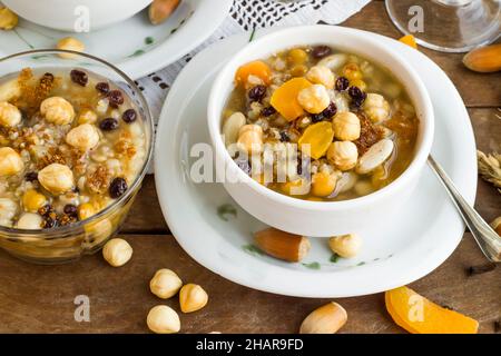 Traditionelles türkisches Dessert ist Asure oder Noah's Pudding, portioniert in kleinen Schüsseln Stockfoto