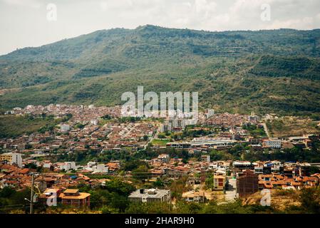 Aussichtspunkt über die Stadt San Gil vom Cerro de la Cruz, Santander, Kolumbien. Hochwertige Fotos Stockfoto
