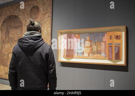 Mailand, Italien: Besucher der Retrospektive von Domenico Gnoli, italienischer Maler, Illustrator und Bühnenbildner, in der Fondazione Prada, Kulturinstitution Stockfoto