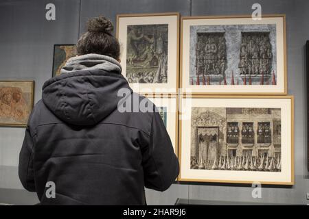 Mailand, Italien: Besucher der Retrospektive von Domenico Gnoli, italienischer Maler, Illustrator und Bühnenbildner, in der Fondazione Prada, Kulturinstitution Stockfoto