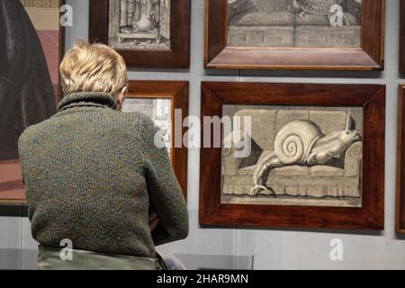 Mailand, Italien: Besucher der Retrospektive des italienischen Malers, Illustrators und Bühnenbildners Domenico Gnoli in der Fondazione Prada Stockfoto