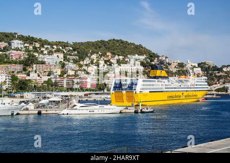 NIZZA, FRANKREICH -AUG 09,2021- Blick auf die Luxusyachten und die Fähre nach Korsika im Hafen von Nizza am Mittelmeer in Nizza auf den Franzosen Stockfoto