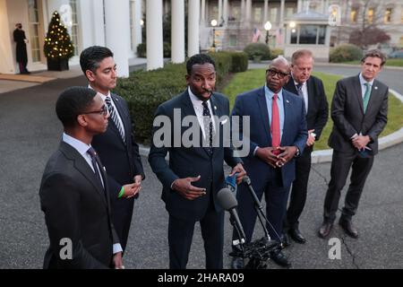 Washington, USA. 14th Dez 2021. Von links: Der gewählte Bürgermeister Justin BIBB, Cleveland, OH, der gewählte Bürgermeister Aftab Pureval, Cincinnati, OH, gewählter Bürgermeister Andre Dickens, Atlanta, Georgia, Ken Welch, Bürgermeister Jim Ross, Arlington, TX, St. Petersburg, FL, Bürgermeister Tim Kelly, Chattanooga, TN, spricht nach einem Treffen im Weißen Haus in Washington, DC am 14. Dezember 2021 mit Reportern. (Foto von Oliver Contreras/Sipa USA) Quelle: SIPA USA/Alamy Live News Stockfoto