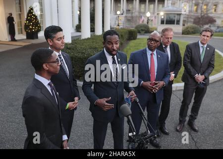 Von links: Der gewählte Bürgermeister Justin BIBB, Cleveland, OH, der gewählte Bürgermeister Aftab Pureval, Cincinnati, OH, gewählter Bürgermeister Andre Dickens, Atlanta, Georgia, Ken Welch, Bürgermeister Jim Ross, Arlington, TX, St. Petersburg, FL, Bürgermeister Tim Kelly, Chattanooga, TN, spricht nach einem Treffen im Weißen Haus in Washington, DC am 14. Dezember 2021 mit Reportern. (Foto von Oliver Contreras/Pool/ABACAPRESS.COM) Stockfoto