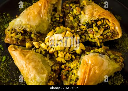 Traditionelles türkisches Gebäck Dessert ist Pistachio Baklava; Sobiyet, schwarzer Teller, Draufsicht Stockfoto