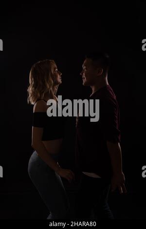 Frau und Mann tanzen im Dunkeln zu Musik Stockfoto
