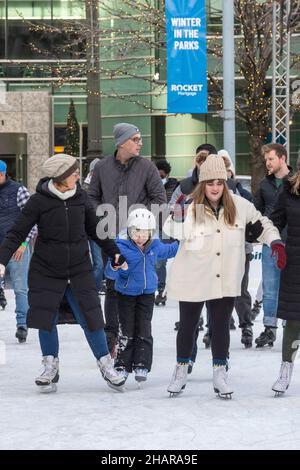 Detroit, Michigan - Eisläufer in der Eisbahn am Campus Martius Park. Stockfoto