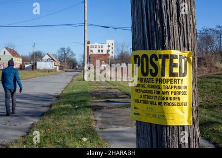 Detroit, Michigan - Ein „ausgeschriebtes“ Schild in der Stadt Detroit verbietet Jagd-, Fischerei- und Fallenjagd sowie das Eintreten. Stockfoto