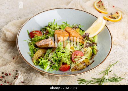 Salat mit Lachs, Orange und Avocado. Stockfoto