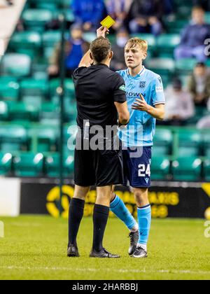 Easter Road Stadium, Edinburgh, Großbritannien. 14th Dez 2021. Cinch Scottish Premier League Football, Hibernian gegen Dundee; Max Anderson von Dundee wird die gelbe Karte angezeigt Kredit: Action Plus Sports/Alamy Live News Stockfoto