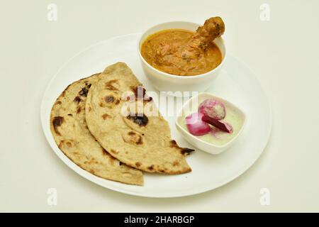 Butter Chicken und Roti mit Chutney Zwiebel in Teller auf weißem Hintergrund Stockfoto