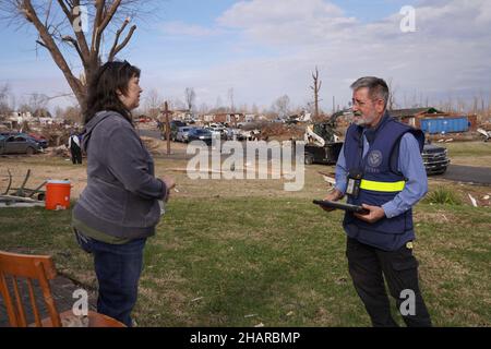 Dawson Springs, Kentucky, USA. 14th Dez 2021. Katastrophenhilfe-Teams (DSA) sind in Dawson Springs, Kentucky, eingetroffen und gehen von Tür zu Tür, um Überlebende der jüngsten Tornados zu registrieren. (Bild: © Dominick Del Vecchio/FEMA über ZUMA Press Wire Service) Stockfoto