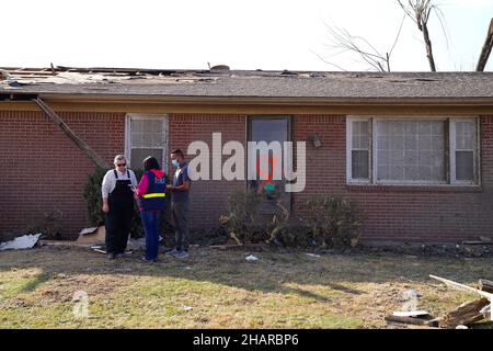 Dawson Springs, Kentucky, USA. 14th Dez 2021. Katastrophenhilfe-Teams (DSA) sind in Dawson Springs, Kentucky, eingetroffen und gehen von Tür zu Tür, um Überlebende der jüngsten Tornados zu registrieren. (Bild: © Dominick Del Vecchio/FEMA über ZUMA Press Wire Service) Stockfoto