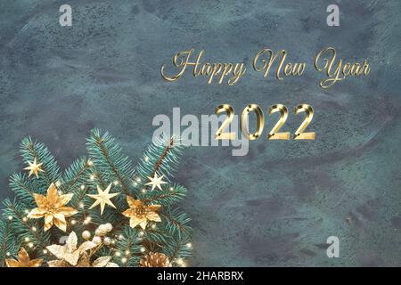 Goldener Text 2022 Frohes neues Jahr. Weihnachten oder Neujahr Panorama Hintergrund mit Tannenzweigen mit goldenen Schmuckstücken, Blumen, Tannenzapfen und verziert Stockfoto