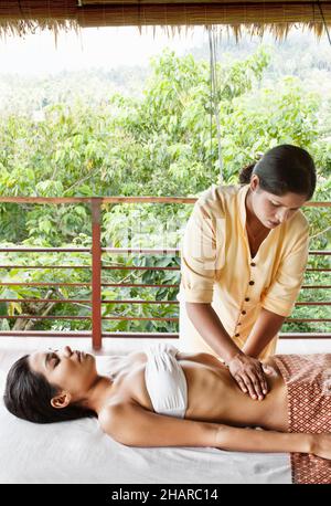 Frau, die Marma Point Therapy in Kamalaya, Koh Samui, Thailand, erhält. Stockfoto