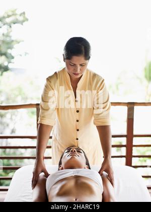 Frau, die Marma Point Therapy in Kamalaya, Koh Samui, Thailand, erhält. Stockfoto