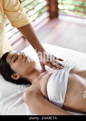 Frau, die Marma Point Therapy in Kamalaya, Koh Samui, Thailand, erhält. Stockfoto