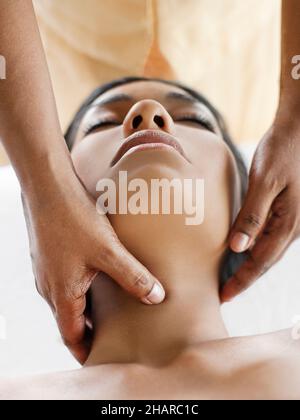 Frau, die Marma Point Therapy in Kamalaya, Koh Samui, Thailand, erhält. Stockfoto