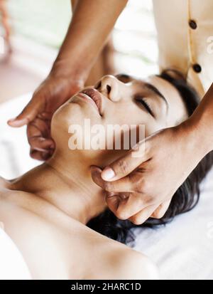 Frau, die Marma Point Therapy in Kamalaya, Koh Samui, Thailand, erhält. Stockfoto