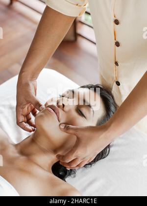 Frau, die Marma Point Therapy in Kamalaya, Koh Samui, Thailand, erhält. Stockfoto