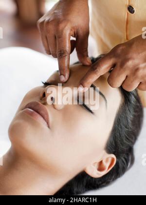 Frau, die Marma Point Therapy in Kamalaya, Koh Samui, Thailand, erhält. Stockfoto