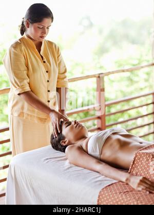 Frau, die Marma Point Therapy in Kamalaya, Koh Samui, Thailand, erhält. Stockfoto