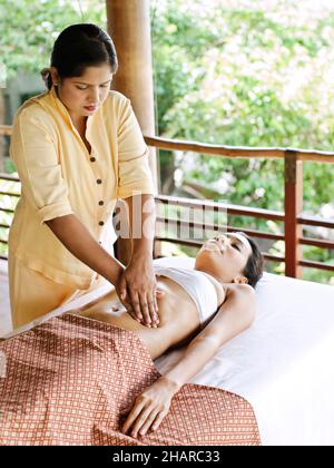 Frau, die Marma Point Therapy in Kamalaya, Koh Samui, Thailand, erhält. Stockfoto