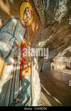 Die Höhlen im oberen Kloster sind mit christlich-serbisch-orthodoxen Heiligenbildern und religiösen Szenen auf Montenegros beliebtestem Pilgertag geschmückt Stockfoto