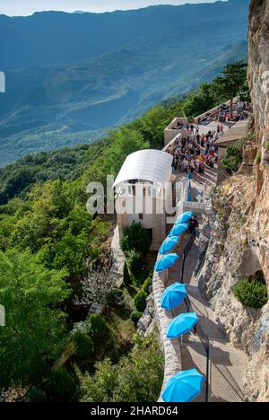 Kloster Ostrog, Montenegro-13th 2019. September: Die Anhänger des beliebten Wallfahrtsortes Montenegros versammeln sich draußen in der Sommersonne und lauschen der pri Stockfoto