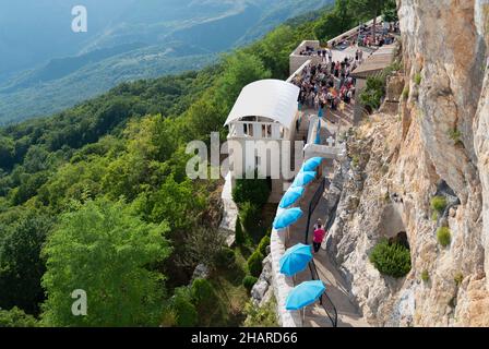 Kloster Ostrog, Montenegro-13th 2019. September: Die Anhänger des beliebten Wallfahrtsortes Montenegros versammeln sich draußen in der Sommersonne und lauschen der pri Stockfoto