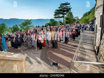 Kloster Ostrog, Montenegro-13th 2019. September: Die Anhänger des beliebten Wallfahrtsortes Montenegros versammeln sich draußen in der Sommersonne und lauschen der pri Stockfoto