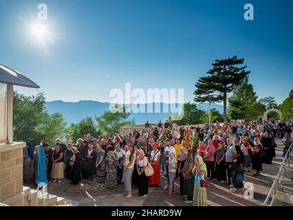 Kloster Ostrog, Montenegro-13th 2019. September: Die Anhänger des beliebten Wallfahrtsortes Montenegros versammeln sich draußen in der Sommersonne und lauschen der pri Stockfoto