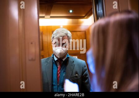 Washington, USA. 14th Dez 2021. Senator Sheldon Whitehouse (D-R.I.) spricht am Dienstag, den 14. Dezember, von einem Aufzug im US-Kapitol in Washington, DC, zu den Medien. 2021. Heute wird das Repräsentantenhaus für die Empfehlung einer Verachtung der Anklage gegen den ehemaligen Stabschef des Weißen Hauses, Mark Meadows, stimmen, weil er sich geweigert hat, bezüglich des Aufstandes vom 6th. Januar Aussagen zu machen, da der Senat vor einem Bundesausfall eine dringende Schuldenobergrenze erlassen hat. (Graeme Sloan/Sipa USA) Quelle: SIPA USA/Alamy Live News Stockfoto