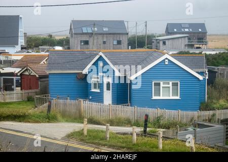 Freistehend, Eigentum, Eigenschaften, Haus, Häuser, Gehäuse, Unterkunft, Haus, Häuser, Immobilien, Promenade, Strandpromenade, Seeverteidigung, Verteidigung des Meeres, Meer, Ärmelkanal, Wetter, raue See, wild, Bedingungen, Sturm, stürmisch, windig, Wind, Wetter, auf, Küste, Küste, Dungeness, Kent, England, Englisch, Großbritannien, Großbritannien, Großbritannien, Großbritannien, Großbritannien, Europa, Europa, Europa, August, Sommer, Sommer, Tag, Stockfoto