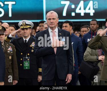 East Rutherford, Vereinigte Staaten von Amerika. 11. Dezember 2021. Der Gouverneur von New Jersey, Phil Murphy, steht für die Nationalhymne beim Start des jährlichen Army-Navy-Fußballspiels im Metlife Stadium am 11. Dezember 2021 in East Rutherford, New Jersey. Die Midshipmen der U.S. Naval Academy besiegten die Army Black Knights 17-13 in ihrem Matchup von 122nd. Kredit: Stacy Godfrey/U.S. Navy Photo/Alamy Live News Stockfoto