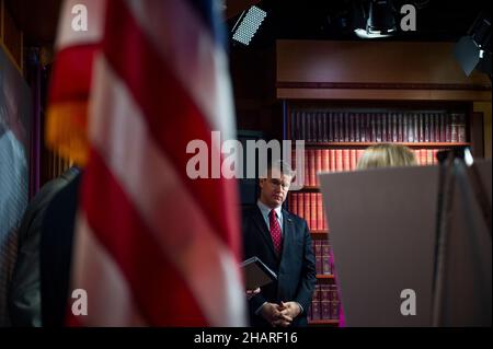US-Senator Todd Young (Republikaner von Indiana) hört zu, während die GOP-Senatoren am Dienstag, den 14. Dezember 2021, im US-Kapitol in Washington, DC, eine Pressekonferenz zu Steuern und IRS-Berichterstattung abhalten. Kredit: Rod Lamkey/CNP /MediaPunch Stockfoto