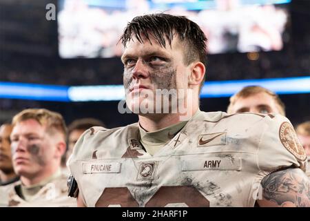 East Rutherford, Vereinigte Staaten von Amerika. 11. Dezember 2021. US West Point Military Academy Black Knight Connor Finuane, #60, steht für die Nationalhymne beim Start des jährlichen Army-Navy-Fußballspiels im Metlife Stadium December 11, 2021 in East Rutherford, New Jersey. Die Midshipmen der U.S. Naval Academy besiegten die Army Black Knights 17-13 in ihrem Matchup von 122nd. Quelle: CDT Tyler Williams/USA Army Photo/Alamy Live News Stockfoto