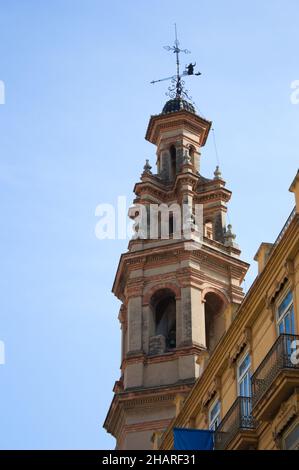 Sechseckiger Glockenturm von l'Esglesia de Sant Llorenç in der Stadt Valencia, Spanien Stockfoto