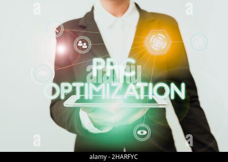 Textunterschrift zur PPC-Optimierung. Konzept Bedeutung Verbesserung der Suchmaschinen-Plattform für Pay per click Frau im Anzug stehend mit Gerät Stockfoto