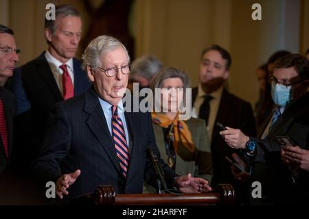 Washington, Vereinigte Staaten Von Amerika. 14th Dez 2021. Mitch McConnell (Republikaner von Kentucky), der Minderheitsführer des US-Senats, hält am Dienstag, den 14. Dezember 2021, auf einer Pressekonferenz im Anschluss an das politische Mittagessen der Republikaner im US-Kapitol in Washington, DC, eine Rede. Senator McConnell's Heimatstaat Kentucky wurde am 10. Und 11. Dezember 2021 von einem historischen Tornado verwüstet. Quelle: Rod Lampey/CNP/Sipa USA Quelle: SIPA USA/Alamy Live News Stockfoto