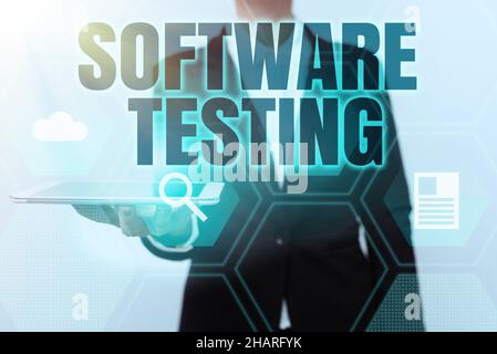 Schreiben mit Anzeige von Text Software Testing. Concept Meaning Investigation liefern Informationen über die Qualität der IT-Frau in Uniform Displaying Mobile Stockfoto