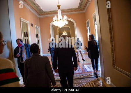 Washington, Vereinigte Staaten Von Amerika. 14th Dez 2021. Mitch McConnell (Republikaner von Kentucky), der Minderheitsführer des US-Senats, tritt nach dem politischen Mittagessen der Republikaner im US-Kapitol in Washington, DC, am Dienstag, den 14. Dezember 2021, in sein Büro ein. Senator McConnells Heimatstaat Kentucky wurde am 10. Und 11. Dezember 2021 von einem historischen Tornado verwüstet.Quelle: Rod Lampey/CNP/Sipa USA Quelle: SIPA USA/Alamy Live News Stockfoto