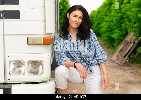 Portrait der schönen asiatischen Brünette neben LKW-Kabine Stockfoto