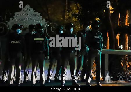 Bangkok, Bangkok, Thailand. 14th Dez 2021. Das Netzwerk der Gruppe Chana Rak Thin wartet auf die Bekanntgabe der Beschlüsse des Kabinetts. Das hatte eine Sitzung am frühen Morgen im Regierungshaus, die später von der Ankündigung des Kabinetts über die Website veröffentlicht wurde, indem es sich bereit erklärte, den Forderungen nachzukommen, Das Amt des Nationalen Rates für Wirtschaft und soziale Entwicklung soll die strategische Umweltprüfung ausrichten und die Umweltverträglichkeitsprüfung des Chana-Projekts sowohl im öffentlichen als auch im privaten Sektor verzögern. (Bild: © Adirach Toumlam Stockfoto