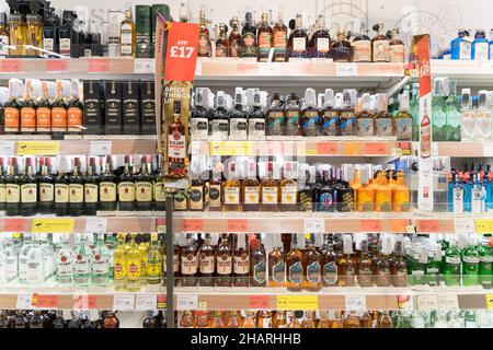 In einem Supermarkt in Kent UK werden vier Reihen Weißweine in den Regalen am Getränkegang ausgestellt Stockfoto