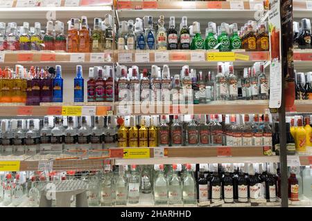 In einem Supermarkt in Kent UK werden vier Reihen Weißweine in den Regalen am Getränkegang ausgestellt Stockfoto