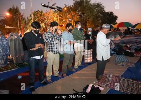 Bangkok, Thailand. 14th Dez 2021. Das Netzwerk der Gruppe Chana Rak Thin wartet auf die Bekanntgabe der Beschlüsse des Kabinetts. Das hatte eine Sitzung am frühen Morgen im Regierungshaus, die später von der Ankündigung des Kabinetts über die Website veröffentlicht wurde, indem es sich bereit erklärte, den Forderungen nachzukommen, Das Amt des Nationalen Rates für Wirtschaft und soziale Entwicklung soll die strategische Umweltprüfung ausrichten und die Umweltverträglichkeitsprüfung des Chana-Projekts sowohl im öffentlichen als auch im privaten Sektor verzögern. (Bild: © Adirach Toumlamoon/Pacif Stockfoto