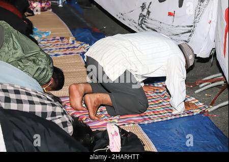 Bangkok, Bangkok, Thailand. 14th Dez 2021. Das Netzwerk der Gruppe Chana Rak Thin wartet auf die Bekanntgabe der Beschlüsse des Kabinetts. Das hatte eine Sitzung am frühen Morgen im Regierungshaus, die später von der Ankündigung des Kabinetts über die Website veröffentlicht wurde, indem es sich bereit erklärte, den Forderungen nachzukommen, Das Amt des Nationalen Rates für Wirtschaft und soziale Entwicklung soll die strategische Umweltprüfung ausrichten und die Umweltverträglichkeitsprüfung des Chana-Projekts sowohl im öffentlichen als auch im privaten Sektor verzögern. (Bild: © Adirach Toumlam Stockfoto