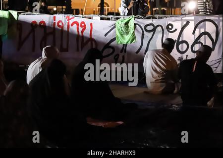 Bangkok, Bangkok, Thailand. 14th Dez 2021. Das Netzwerk der Gruppe Chana Rak Thin wartet auf die Bekanntgabe der Beschlüsse des Kabinetts. Das hatte eine Sitzung am frühen Morgen im Regierungshaus, die später von der Ankündigung des Kabinetts über die Website veröffentlicht wurde, indem es sich bereit erklärte, den Forderungen nachzukommen, Das Amt des Nationalen Rates für Wirtschaft und soziale Entwicklung soll die strategische Umweltprüfung ausrichten und die Umweltverträglichkeitsprüfung des Chana-Projekts sowohl im öffentlichen als auch im privaten Sektor verzögern. (Bild: © Adirach Toumlam Stockfoto