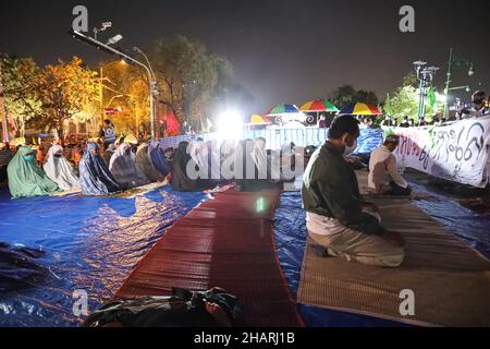 Bangkok, Thailand. 14th Dez 2021. Das Netzwerk der Gruppe Chana Rak Thin wartet auf die Bekanntgabe der Beschlüsse des Kabinetts. Das hatte eine Sitzung am frühen Morgen im Regierungshaus, die später von der Ankündigung des Kabinetts über die Website veröffentlicht wurde, indem es sich bereit erklärte, den Forderungen nachzukommen, Das Amt des Nationalen Rates für Wirtschaft und soziale Entwicklung soll die strategische Umweltprüfung ausrichten und die Umweltverträglichkeitsprüfung des Chana-Projekts sowohl im öffentlichen als auch im privaten Sektor verzögern. (Bild: © Adirach Toumlamoon/Pacif Stockfoto